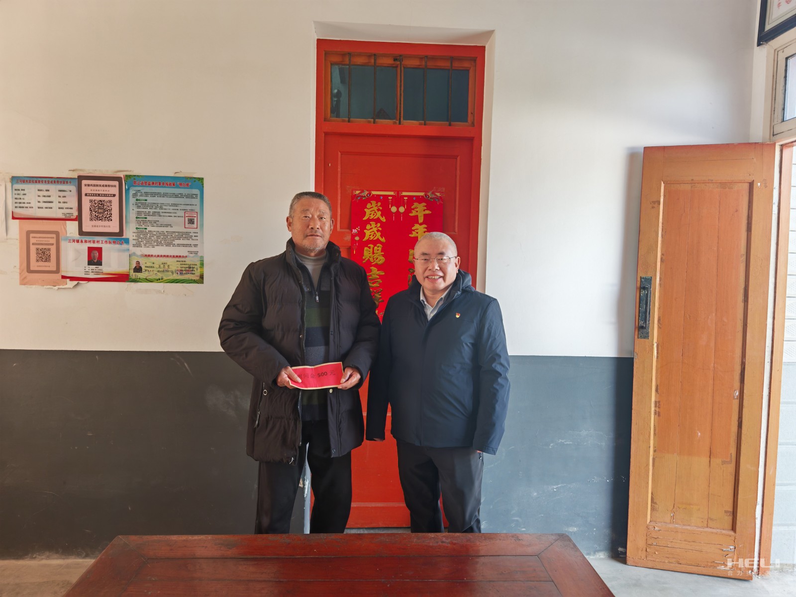 杨安国现场慰问脱贫户.jpg